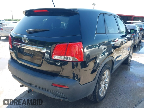 2011 Kia Sorento EX with VIN 5XYKU4A17BG021131, listed as a IAAI auction lot 42098467 with 135,927 mi miles. Bid and sale history available at carsss.com. Image 4.