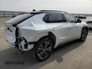 2023 Subaru Solterra Premium z VIN JTMABABA2PA003481, wystawiony jako Copart lot #77875784 z przebiegiem 8 522 mil mil oraz Szkoda całkowita • Salvage title. Historia ofert i sprzedaży dostępna na DreamBid. Obrazek 3.