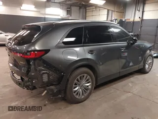 2024 Mazda CX-90 Preferred z VIN JM3KKBHAXR1161160, wystawiony jako IAAI lot #41958318 z przebiegiem 8 449 mil mil oraz . Historia ofert i sprzedaży dostępna na DreamBid. Obrazek 4.