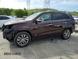 2013 Kia Sorento SX z VIN 5XYKWDA22DG389884, wystawiony jako Copart lot #58813735 z przebiegiem 101 567 mil mil oraz Szkoda całkowita • Salvage title. Historia ofert i sprzedaży dostępna na DreamBid. Obrazek 1.