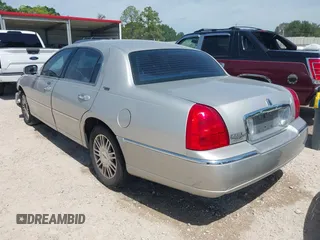 2008 Lincoln Town Car Limited z VIN 2LNHM82V78X632906, wystawiony jako IAAI lot #42247751 z przebiegiem 166 532 mil mil oraz . Historia ofert i sprzedaży dostępna na DreamBid. Obrazek 3.