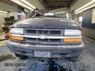 2000 Chevrolet Blazer LS z VIN 1GNCT18WXYK132399, wystawiony jako Copart lot #87880555 z przebiegiem 89 350 mil mil oraz Czysty tytuł • Clean title. Historia ofert i sprzedaży dostępna na DreamBid. Obrazek 5.