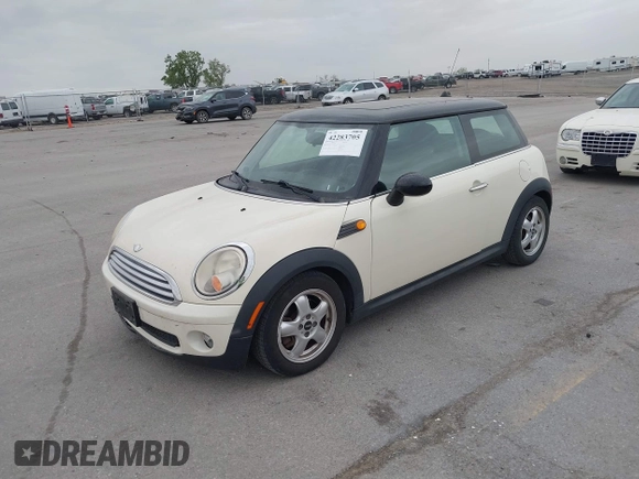 2008 MINI Hardtop z VIN WMWMF33598TT62179, wystawiony jako IAAI lot #42283705 z przebiegiem 88 180 mil mil oraz . Historia ofert i sprzedaży dostępna na DreamBid. Obrazek 2.