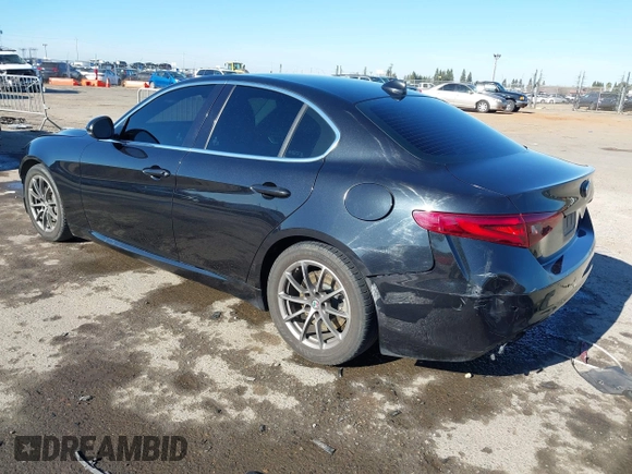 2018 Alfa Romeo Giulia with VIN ZARFAEBN5J7581071, listed as a IAAI auction lot 41313207 with 91,793 mi miles. Bid and sale history available at carsss.com. Image 3.
