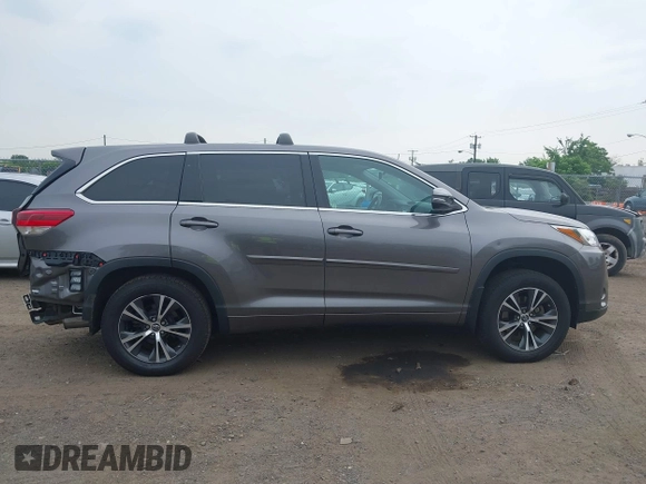 2018 Toyota Highlander LE z VIN 5TDBZRFH1JS896873, wystawiony jako IAAI lot #42501993 z przebiegiem 63 877 mil mil oraz . Historia ofert i sprzedaży dostępna na DreamBid. Obrazek 13.