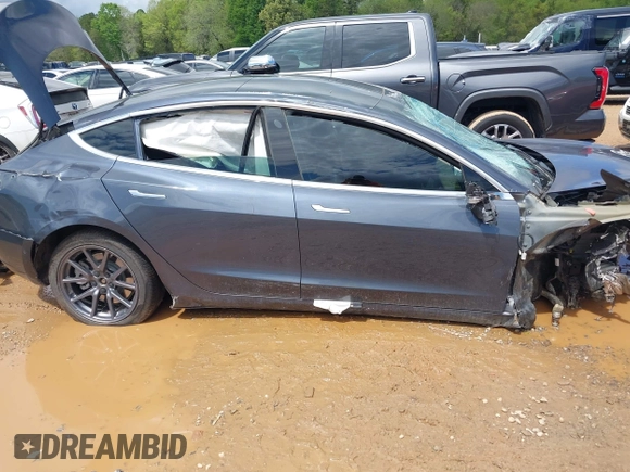 2020 Tesla Model 3 Long Range z VIN 5YJ3E1EB5LF710788, wystawiony jako IAAI lot #42020503 z przebiegiem 76 606 mil mil oraz . Historia ofert i sprzedaży dostępna na DreamBid. Obrazek 13.