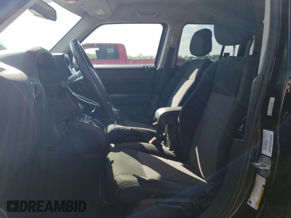2014 Jeep Patriot Latitude z VIN 1C4NJRFB6ED884462, wystawiony jako Copart lot #60805885 z przebiegiem 95 995 mil mil oraz Czysty tytuł • Clean title. Historia ofert i sprzedaży dostępna na DreamBid. Obrazek 7.