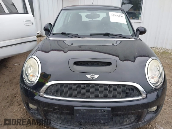 2010 MINI Hardtop S with VIN WMWMF7C52ATZ69084, listed as a IAAI auction lot 42576294 with Not provided miles and . Bid and sale history available at DreamBid. Image 6.
