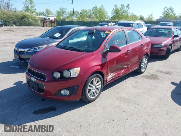2014 Chevrolet Sonic LT z VIN 1G1JC5SH8E4153469, wystawiony jako IAAI lot #42181776 z przebiegiem 80 435 mil mil oraz . Historia ofert i sprzedaży dostępna na DreamBid. Obrazek 2.