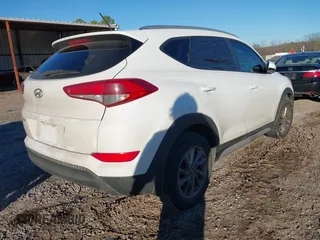 2017 Hyundai Tucson SE z VIN KM8J33A45HU598648, wystawiony jako IAAI lot #38603161 z przebiegiem 165 991 mil mil oraz . Historia ofert i sprzedaży dostępna na DreamBid. Obrazek 4.