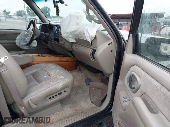 1999 Chevrolet Suburban with VIN 3GNGK26J8XG220021, listed as a IAAI auction lot 42145815 with 172,956 mi miles and . Bid and sale history available at DreamBid. Image 5.