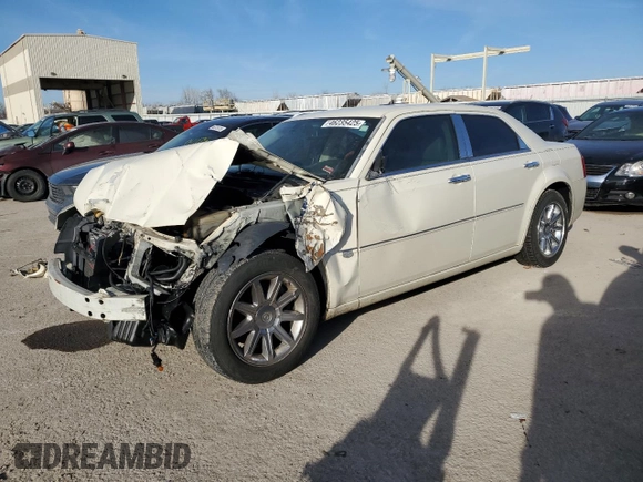 2006 Chrysler 300 C z VIN 2C3KA63H46H224097, wystawiony jako Copart lot #46235425 z przebiegiem 147 147 mil mil oraz Szkoda całkowita • Salvage title. Historia ofert i sprzedaży dostępna na DreamBid. Obrazek 1.
