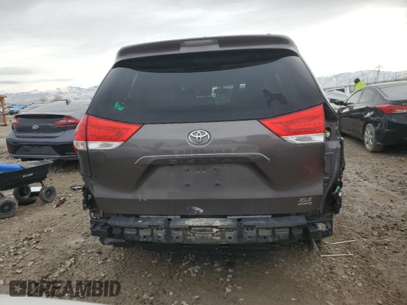 2013 Toyota Sienna XLE z VIN 5TDDK3DC1DS050345, wystawiony jako Copart lot #49737225 z przebiegiem 125 247 mil mil oraz Szkoda całkowita • Salvage title. Historia ofert i sprzedaży dostępna na DreamBid. Obrazek 6.