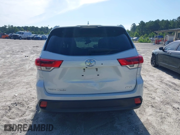 2017 Toyota Highlander XLE with VIN 5TDKZRFH4HS525085, listed as a IAAI auction lot 42506385 with 84,581 mi miles and . Bid and sale history available at DreamBid. Image 15.