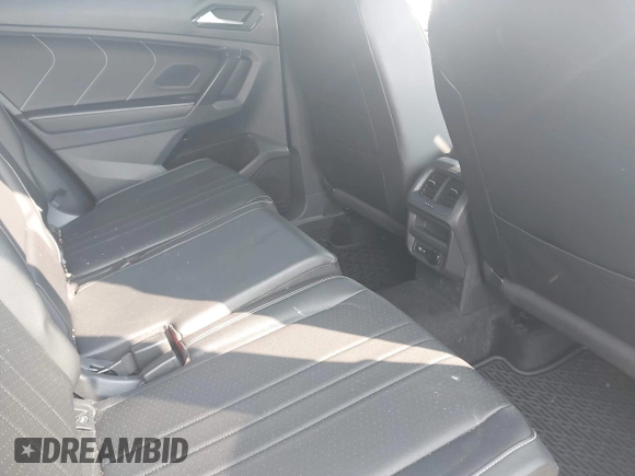 2023 Volkswagen Tiguan SE R-Line Black z VIN 3VV8B7AX9PM055640, wystawiony jako IAAI lot #42411380 z przebiegiem 68 922 mil mil oraz . Historia ofert i sprzedaży dostępna na DreamBid. Obrazek 8.