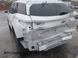 2024 Chevrolet Blazer EV eAWD LT z VIN 3GNKDBRJ0RS218750, wystawiony jako IAAI lot #41735858 z przebiegiem 2835 mil mil oraz . Historia ofert i sprzedaży dostępna na DreamBid. Obrazek 20.