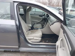 2016 Volkswagen Passat S z VIN 1VWAS7A31GC052520, wystawiony jako IAAI lot #41547408 z przebiegiem 129 730 mil mil oraz . Historia ofert i sprzedaży dostępna na DreamBid. Obrazek 5.