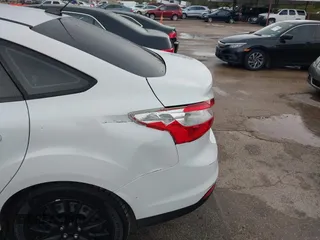 2012 Ford Focus SE z VIN 1FAHP3F29CL141649, wystawiony jako IAAI lot #40782821 z przebiegiem 266 683 mil mil oraz . Historia ofert i sprzedaży dostępna na DreamBid. Obrazek 6.