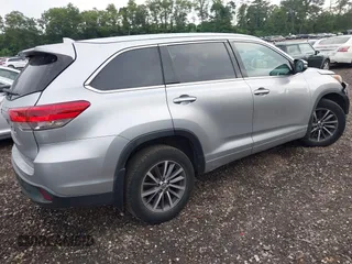 2018 Toyota Highlander SE with VIN 5TDJZRFH6JS550104, listed as a IAAI auction lot 42676132 with 107,807 mi miles and . Bid and sale history available at DreamBid. Image 4.