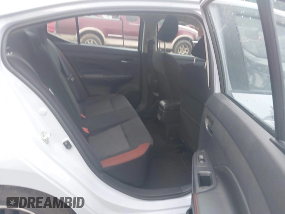 2024 Nissan Versa SR z VIN 3N1CN8FV2RL910073, wystawiony jako IAAI lot #42509343 z przebiegiem 28 837 mil mil oraz . Historia ofert i sprzedaży dostępna na DreamBid. Obrazek 8.