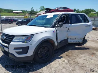 2017 Ford Police Interceptor Utility z VIN 1FM5K8AR9HGD26082, wystawiony jako IAAI lot #42302735 z przebiegiem 168 705 mil mil oraz . Historia ofert i sprzedaży dostępna na DreamBid. Obrazek 18.
