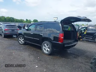 2009 Chevrolet Tahoe LTZ z VIN 1GNFK33059R297641, wystawiony jako IAAI lot #42099230 z przebiegiem 226 402 mil mil oraz . Historia ofert i sprzedaży dostępna na DreamBid. Obrazek 3.