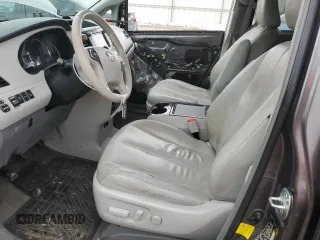2013 Toyota Sienna XLE z VIN 5TDDK3DC1DS050345, wystawiony jako Copart lot #49737225 z przebiegiem 125 247 mil mil oraz Szkoda całkowita • Salvage title. Historia ofert i sprzedaży dostępna na DreamBid. Obrazek 7.
