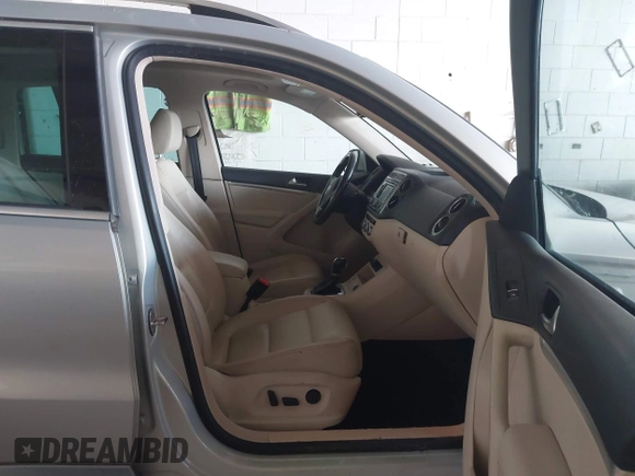 2013 Volkswagen Tiguan SEL z VIN WVGBV7AX2DW557134, wystawiony jako IAAI lot #42431396 z przebiegiem 160 692 mil mil oraz . Historia ofert i sprzedaży dostępna na DreamBid. Obrazek 5.