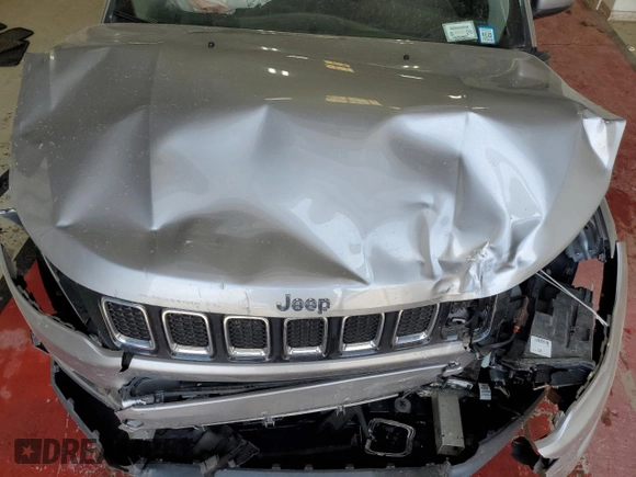2018 Jeep Compass Latitude z VIN 3C4NJDBB3JT360814, wystawiony jako Copart lot #55018455 z przebiegiem 69 582 mil mil oraz Szkoda całkowita • Salvage title. Historia ofert i sprzedaży dostępna na DreamBid. Obrazek 12.