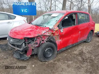 2011 Nissan Versa S z VIN 3N1BC1CP0BL494240, wystawiony jako IAAI lot #41703008 z przebiegiem 182 284 mil mil oraz . Historia ofert i sprzedaży dostępna na DreamBid. Obrazek 2.
