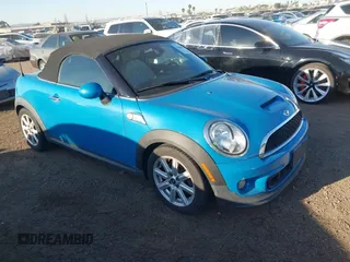 2013 MINI Roadster S z VIN WMWSY3C58DT565849, wystawiony jako IAAI lot #41644818 z przebiegiem 131 196 mil mil oraz . Historia ofert i sprzedaży dostępna na DreamBid. Obrazek 1.