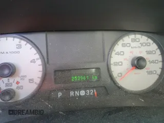 2006 Ford F-350 XL z VIN 1FTWW31PX6ED25708, wystawiony jako Copart lot #45972105 z przebiegiem 253 961 mil mil oraz Szkoda całkowita • Salvage title. Historia ofert i sprzedaży dostępna na DreamBid. Obrazek 9.