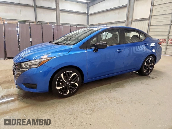 2024 Nissan Versa SR z VIN 3N1CN8FV9RL916288, wystawiony jako Copart lot #59434035 z przebiegiem 14 664 mil mil oraz Czysty tytuł • Clean title. Historia ofert i sprzedaży dostępna na DreamBid. Obrazek 1.
