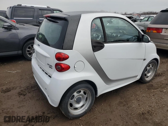 2015 Smart fortwo Passion z VIN WMEEJ9AA7FK825787, wystawiony jako Copart lot #47802865 z przebiegiem 5098 mil mil oraz Tytuł czysty. Historia ofert i sprzedaży dostępna na DreamBid. Obrazek 3.