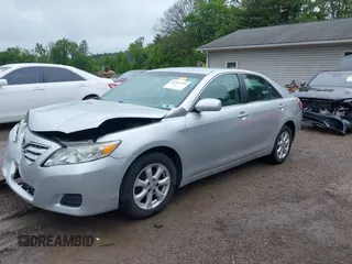 2011 Toyota Camry LE z VIN 4T1BF3EK6BU671814, wystawiony jako IAAI lot #42367753 z przebiegiem 182 728 mil mil oraz . Historia ofert i sprzedaży dostępna na DreamBid. Obrazek 21.