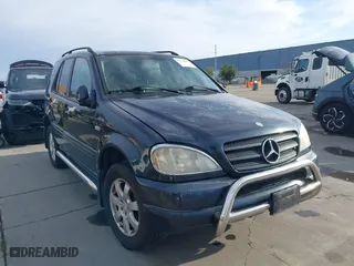 2000 Mercedes-Benz M-Class with VIN 4JGAB54EXYA194135, listed as a IAAI auction lot 41708509 with 179,695 mi miles. Bid and sale history available at carsss.com. Image 1.