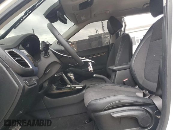 2022 Kia Seltos S z VIN KNDEUCAA8N7261717, wystawiony jako Copart lot #55783595 z przebiegiem 96 482 mil mil oraz Czysty tytuł • Clean title. Historia ofert i sprzedaży dostępna na DreamBid. Obrazek 7.