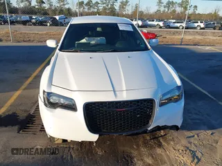 2021 Chrysler 300 S z VIN 2C3CCABG9MH545933, wystawiony jako IAAI lot #41222858 z przebiegiem 76 434 mil mil oraz . Historia ofert i sprzedaży dostępna na DreamBid. Obrazek 11.