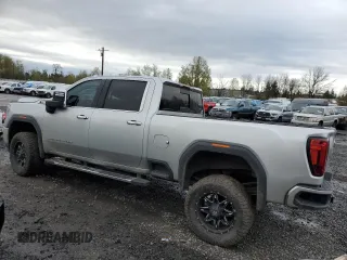2020 GMC Sierra 3500HD Denali z VIN 1GT49WEY8LF200666, wystawiony jako Copart lot #52088525 z przebiegiem 103 613 mil mil oraz Szkody całkowita. Historia ofert i sprzedaży dostępna na DreamBid. Obrazek 2.