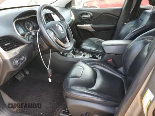 2017 Jeep Cherokee Latitude z VIN 1C4PJMCB3HW602710, wystawiony jako Copart lot #59660665 z przebiegiem 119 158 mil mil oraz Szkoda całkowita • Salvage title. Historia ofert i sprzedaży dostępna na DreamBid. Obrazek 7.