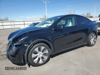 2023 Tesla Model Y Long Range z VIN 7SAYGAEE0PF824894, wystawiony jako Copart lot #50586235 z przebiegiem 42 027 mil mil oraz Szkody całkowita. Historia ofert i sprzedaży dostępna na DreamBid. Obrazek 1.