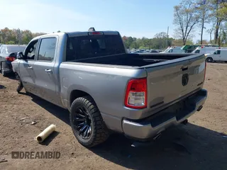2019 Ram 1500 Big Horn z VIN 1C6SRFFT6KN733556, wystawiony jako IAAI lot #42151868 z przebiegiem 54 222 mil mil oraz . Historia ofert i sprzedaży dostępna na DreamBid. Obrazek 3.