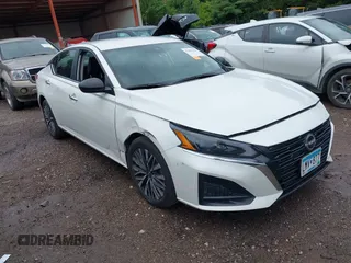 2024 Nissan Altima SV z VIN 1N4BL4DV6RN386586, wystawiony jako IAAI lot #42461011 z przebiegiem 42 542 mil mil oraz . Historia ofert i sprzedaży dostępna na DreamBid. Obrazek 1.