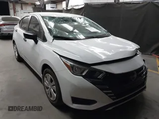 2024 Nissan Versa S z VIN 3N1CN8DV7RL875131, wystawiony jako IAAI lot #42323934 z przebiegiem 15 427 mil mil oraz . Historia ofert i sprzedaży dostępna na DreamBid. Obrazek 1.
