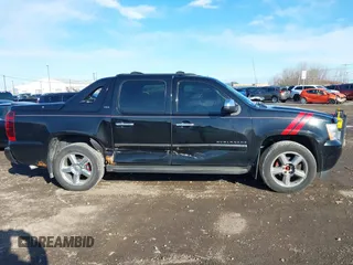 2012 Chevrolet Avalanche LTZ with VIN 3GNTKGE78CG152542, listed as a IAAI auction lot 42033673 with 177,870 mi miles. Bid and sale history available at carsss.com. Image 12.