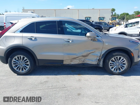 2025 Cadillac XT4 FWD Premium Luxury z VIN 1GYFZCR41SF152998, wystawiony jako IAAI lot #42318061 z przebiegiem 9521 mil mil oraz . Historia ofert i sprzedaży dostępna na DreamBid. Obrazek 13.