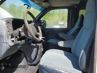 1998 GMC Savana z VIN 1GJHG39R2W1046054, wystawiony jako Copart lot #54447875 z przebiegiem 117 469 mil mil oraz Tytuł czysty. Historia ofert i sprzedaży dostępna na DreamBid. Obrazek 7.