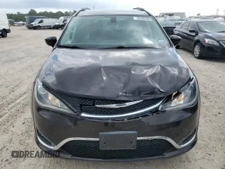 2017 Chrysler Pacifica Touring L z VIN 2C4RC1BG9HR560678, wystawiony jako Copart lot #55420305 z przebiegiem 137 577 mil mil oraz Szkoda całkowita • Salvage title. Historia ofert i sprzedaży dostępna na DreamBid. Obrazek 5.