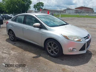 2013 Ford Focus SE z VIN 1FADP3F21DL344924, wystawiony jako IAAI lot #42392770 z przebiegiem 122 646 mil mil oraz . Historia ofert i sprzedaży dostępna na DreamBid. Obrazek 1.