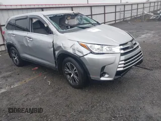 2019 Toyota Highlander LE z VIN 5TDZZRFH7KS303565, wystawiony jako IAAI lot #41208617 z przebiegiem 75 558 mil mil oraz . Historia ofert i sprzedaży dostępna na DreamBid. Obrazek 1.